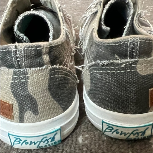 Women’s Camo BLOWFISH Malibu Slip-On Sneakers size 7 SPRING STYLE - Picture 2 of 4